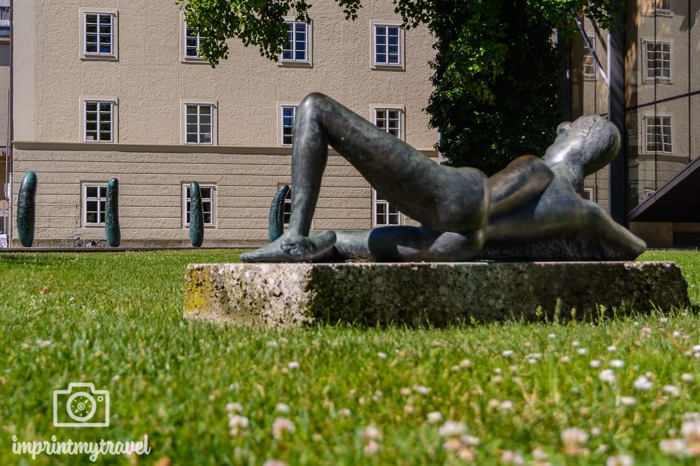 Moderne Kunst in Salzburg: Die Gurken von Erwin Wurm