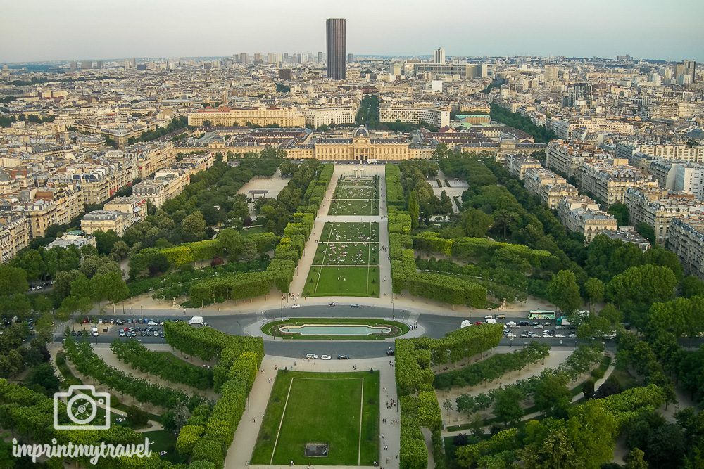 Blick vom Eiffelturm über den Champ de Mars zur Militärschule