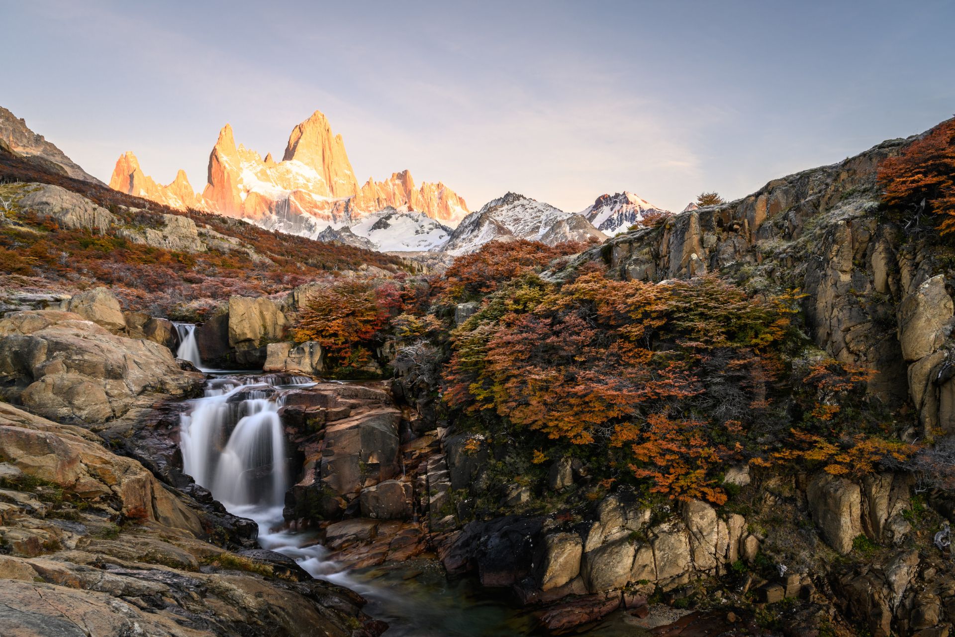 Fitz Roy im Morgenlicht zwischen herbstlichen Wäldern und Wasserfall in Patagonien